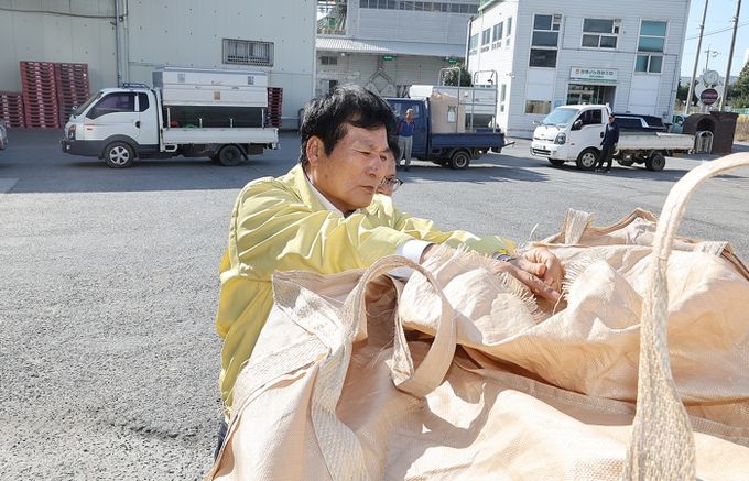 이상익 함평군수가 통합RPC를 방문해 공공비축미 확인하는 모습