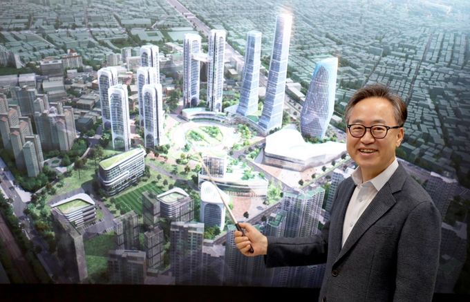 유성훈 금천구청장이 공군부대 개발 조감도를 설명하고 있다