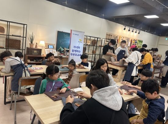 강북교육지원청은 25일 독도의 날을 맞아 화목공방에서 자녀와 학부모가 함께하는 체험교육을 열었다