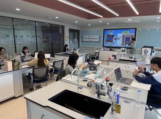 울산과학관은 25일 화학실험실에서 초등 교원을 대상으로 '발명 창조 메이커 교육' 직무연수를 운영했다