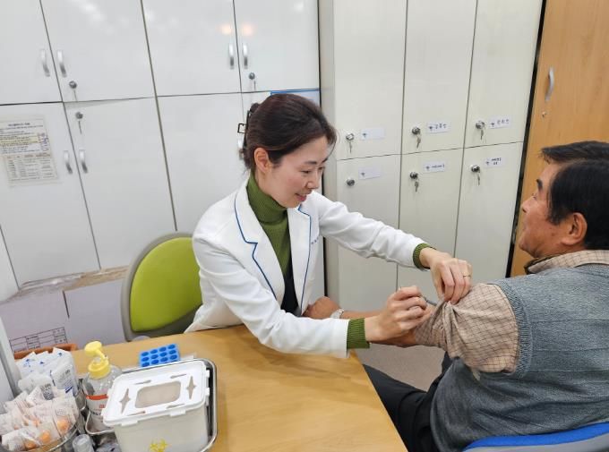 예방접종하고 있는 모습
