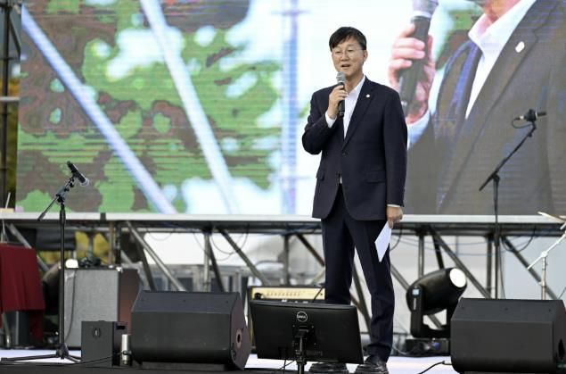 이민근 안산시장이 지난 25일 안산문화광장에서 개최된 ‘제1회 안산시동아리연합축제’에서 인사 발언을 하고 있다.