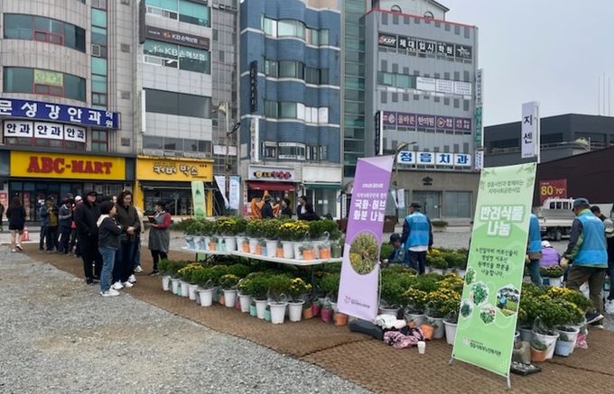 정읍시북부노인복지관, 어르신 정성 담은 ‘반려식물’ 나눔…시민 ‘호응’