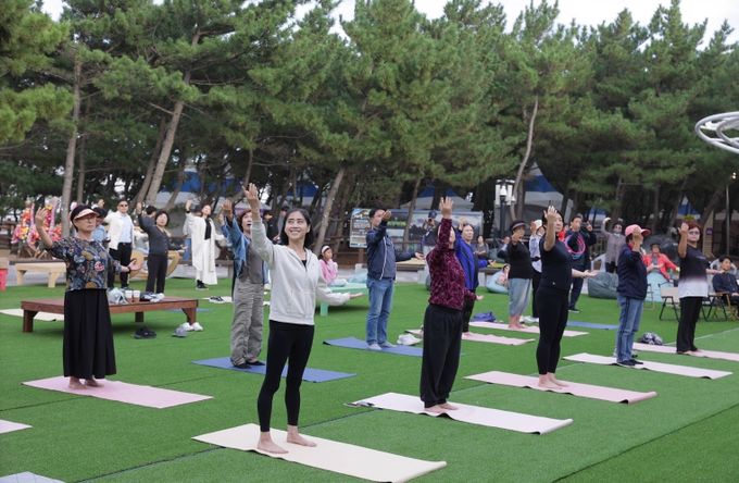 2024년도 영덕국제H웰니스페스타 현장에서 방문객들이 요가 체험을 하고 있다.