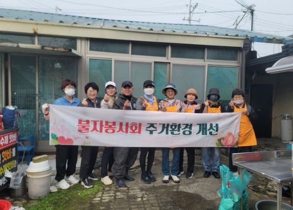 군위불자봉사회, 홀몸 어르신 가정 청소 봉사 실시