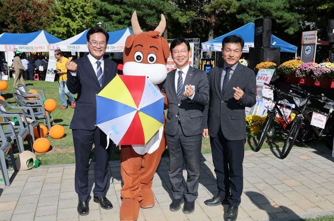 박병규 광산구청장이 지난 24일 수랑어린이공원에서 열린 우산동락(同樂)에서 우산동 주민자치회가 만든 웃소랑 사진을 찍고 있다.