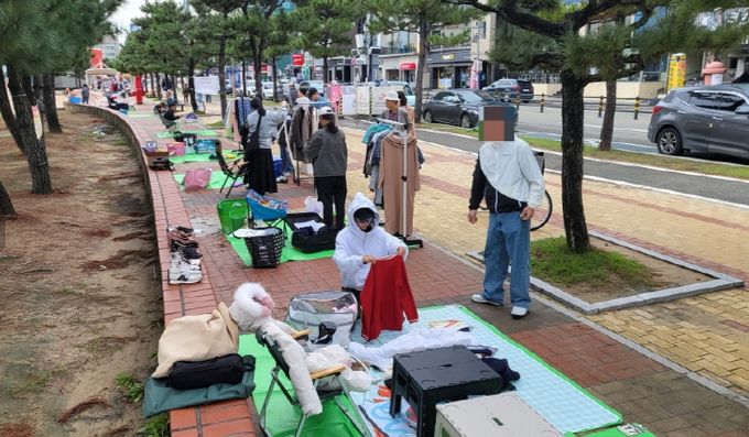 포항시는 지난 25일 영일대해수욕장 바다시청 앞에서 마지막 ‘포항 벼룩시장 교환장터’를 운영했다.