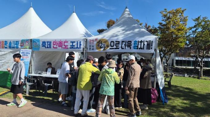 곡성심청어린이대축제장에서 한돈·한우소비촉진 행사를 하고 있는 모습