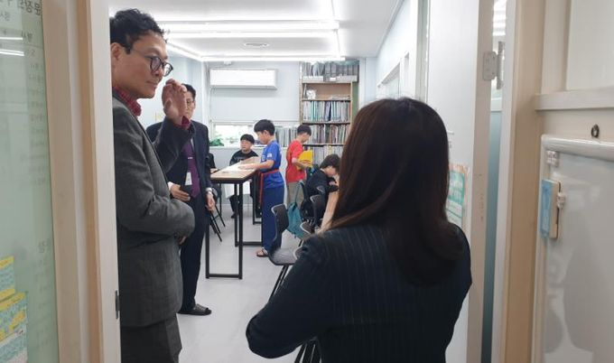 강북교육지원청 박상걸 행정지원국장이 27일 써니영어학원에서 특별 정기 지도점검을 했다