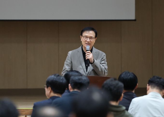 임태희경기도교육감이 10월27일 부천신도초등학교 신마루 체육관에서 열린 '2025 학교 시설개방 활성화 학교장 연수'에서 간담회를 갖고 있다.