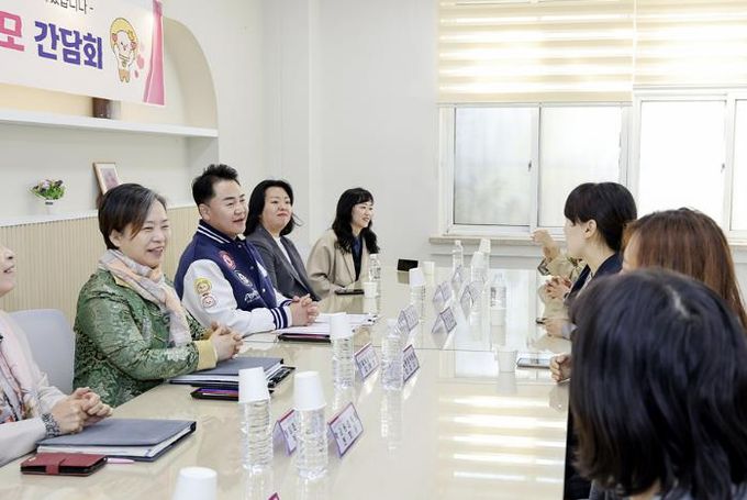 오언석 도봉구청장이 지역 학부모들과 교육현안에 대해 논의하고 있다