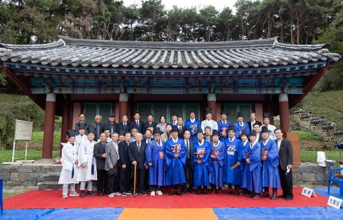 지난 26일, 화성면 구재리 상의사에서 채제공 선생 추모 제향을 진행하고 있다.