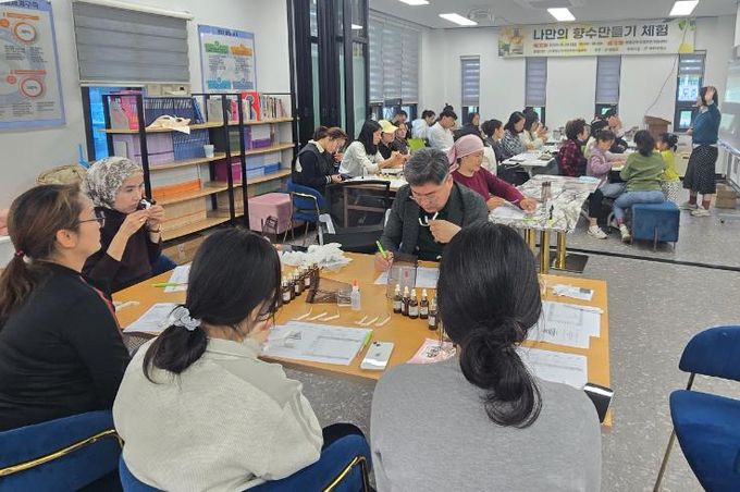 영암군외국인주민지원센터, 나만의 향수 만들기 진행