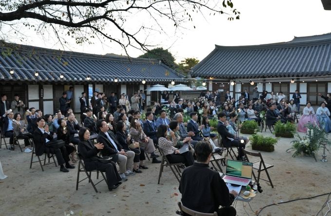 목사내아에서 열린 ‘공공결혼식’ 모습.