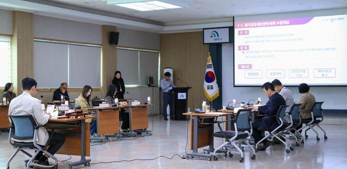 노기수 대덕구 부구청장과 공유재산심의회 위원들이 28일 구청 대회의실에서 제4회 공유재산심의회를 열고 안건을 심의하고 있다.