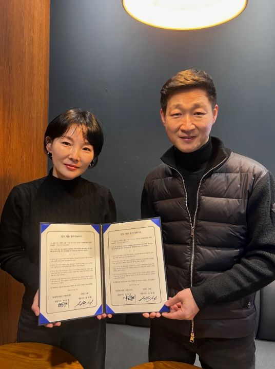 업무협약을 체결한 양숙희 대표(좌)와 심성철 셰프(우)