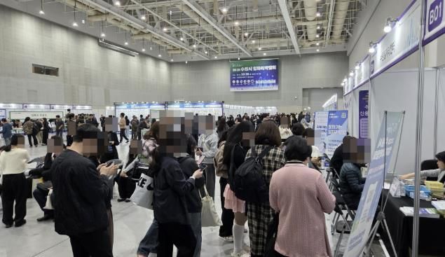 28일 ‘AI로 JOB자-2025 수원시 일자리박람회’가 열린 수원컨벤션센터 전시홀