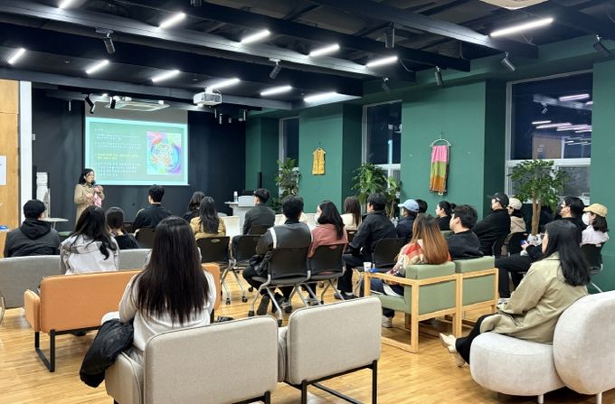 수성구보건소가 운영하는 ‘함께해서 행복한 출산 준비 교실’에서 임신부와 배우자들이 강의를 듣고 있다.