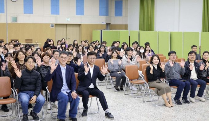 최충규 대덕구청장(사진 첫 번째 줄 왼쪽 세 번째)과 고명환 작가(사진 첫 번째 줄 왼쪽 두 번째), 대덕구 직원들이 28일 ‘직원 마음건강 프로그램’의 일환으로 마련된 ‘힐링 스트레스 관리 특강’을 마친 후 기념 촬영을 하고 있다.