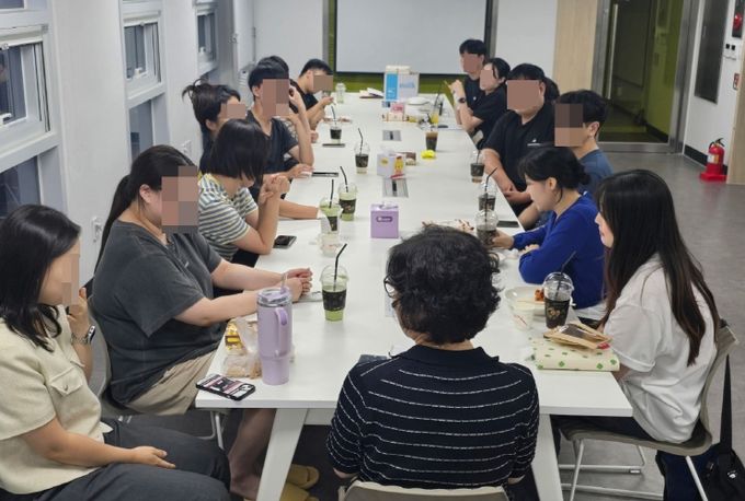 ‘광산 청년온가’ 입주민 간담회에 청년들이 모여 이야기를 나누고 있다.