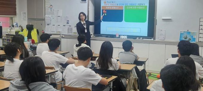 울산교육청은 22일 울산초 6학년 교실에서 '재난위험경감 학교 안전 프로그램' 특별교육을 진행했다