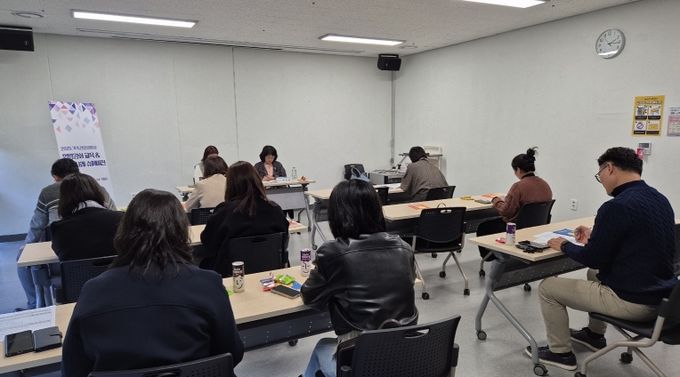 밀양시가족센터가 29일 상상어울림센터에서 하반기 공개상담사례 발표회 및 수퍼비전·역량강화 교육을 진행했다.