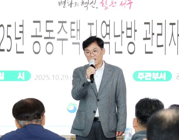 김낙철 부구청장이 공동주택 지역난방 관리자 교육 시작 전 인사를 전하고 있다