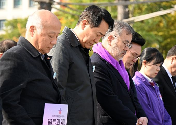 오세훈 서울시장이 29일 광화문 북측광장에서 열린 ‘10.29 이태원 참사 3주기 기억식’에 참석해 희생자를 추모하고 있다.