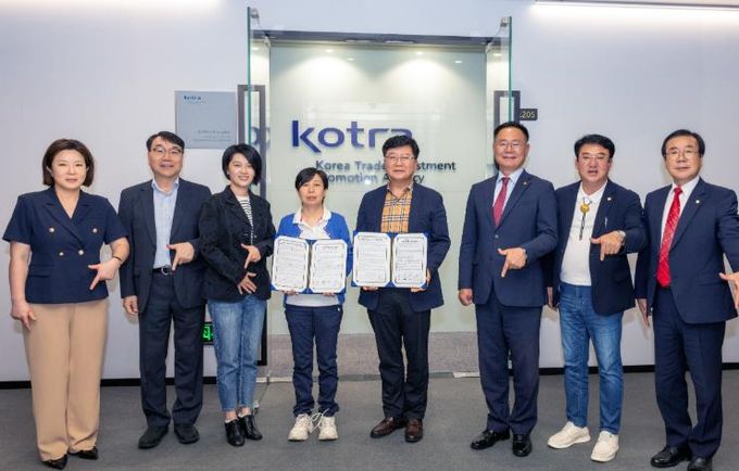 중국 선전 코트라(KOTRA) 무역관에서 열린 간담회에서 김재욱 칠곡군수, 이상승 칠곡군의회 의장, 오용만 군의원, 코트라 관계자, ㈜제이에프 이재표 대표, 현지 기업 대표가 구매의향 타진을 위한 양해각서(MOU)를 체결하고 기념촬영을 했다.