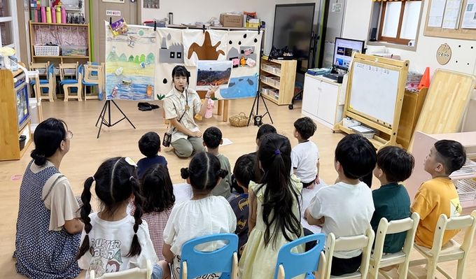 대전 대덕구가 운영한 ‘2025년 탈탄소교실(대덕을 품고 자라는 아이들)’에서 어린이들이 인형극을 관람하며, 기후위기와 탄소중립의 중요성을 배우고 있다.