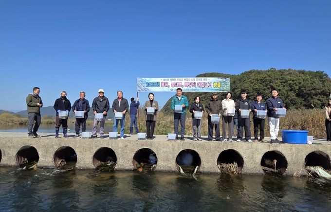 고령군 내수면 어자원 회복을 위한 토속어류 방류