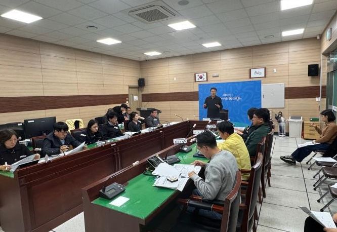 지난 28일 순천시와 소방서 등 유관기관 관계자들이 시청 재난안전상황실에서 '2025년 산불 대응 안전한국훈련' 실무회의를 진행하고 있다