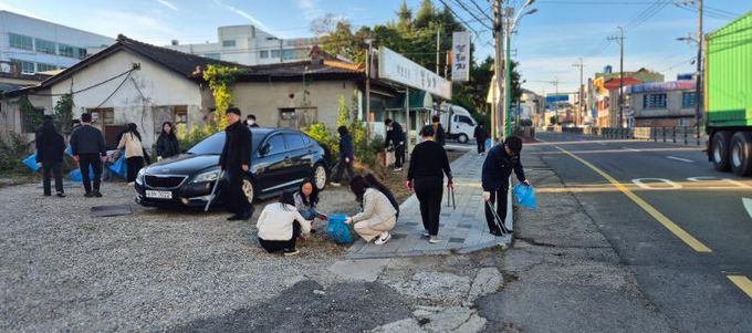 30일 아침 청사 주변을 청소하고 있는 무안군 공직자들