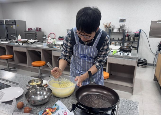 “팬케이크” 요리 실습을 진행중인 모습