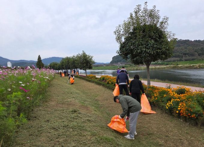 밀양시시설관리공단 직원들이 삼문동 밀양강변 일대에서 가을날 플로깅 활동을 진행하고 있다.
