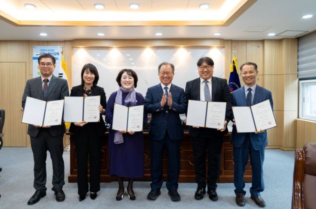 발령장 수여 모습 : 좌측부터 신동현 장학관(에코4초), 박혜란 원장(에코8유), 안부희 원장(에코4유), 김석준 교육감, 변정현 장학관(신연초), 김진기 교감(에코특수)