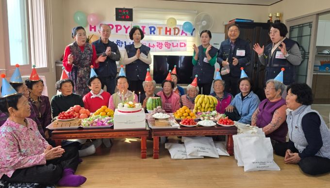함안군자원봉사센터, 새시봉봉사단과 함께하는 생일잔치