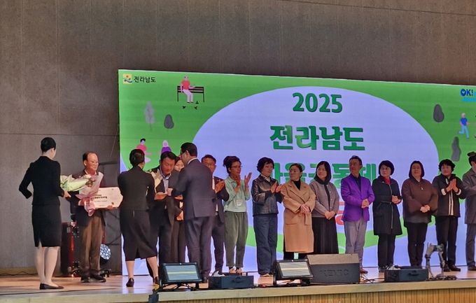 고흥군, 마을공동체 활동 ‘최우수 수상’ 및 운영 부스 큰 호응- 31일 점암면 귀농협의체 최준호 회장이 ‘2025 전남 마을공동체 한마당’에서 마을공동체 활동으로 최우수상을 수상하고 김영록 전남도지사로부터 상패를 받고 있다.