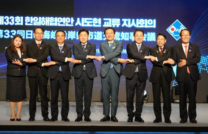 김영록 전라남도지사가 1일 제주특별자치도 신라호텔에서 열린 ‘제33회 한·일해협연안 시도현 교류 지사회의’를 마치고 참석자들과 기념촬영을 하고 있다.