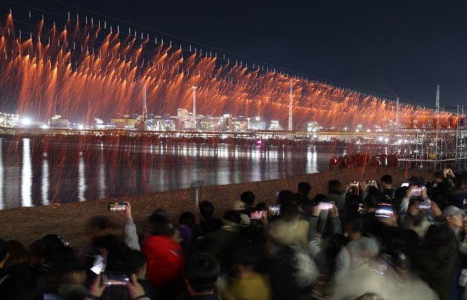 포항시는 1일 송도해수욕장에서 ‘송도 낙화놀이’를 개최했다.
