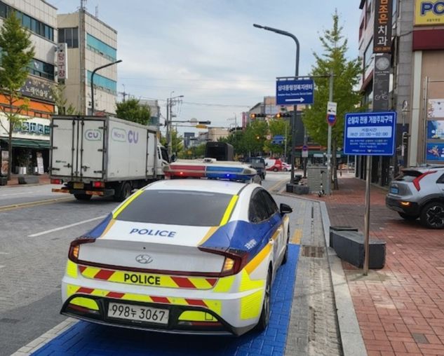 상대동 젊음의 거리 내 순찰차 전용주차구역에 순찰차가 주차된 모습.