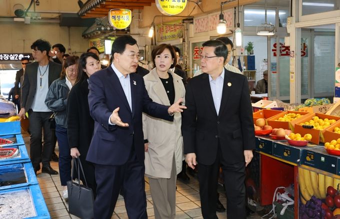 홍콩 존 리 행정수반, 경주 중앙시장 방문