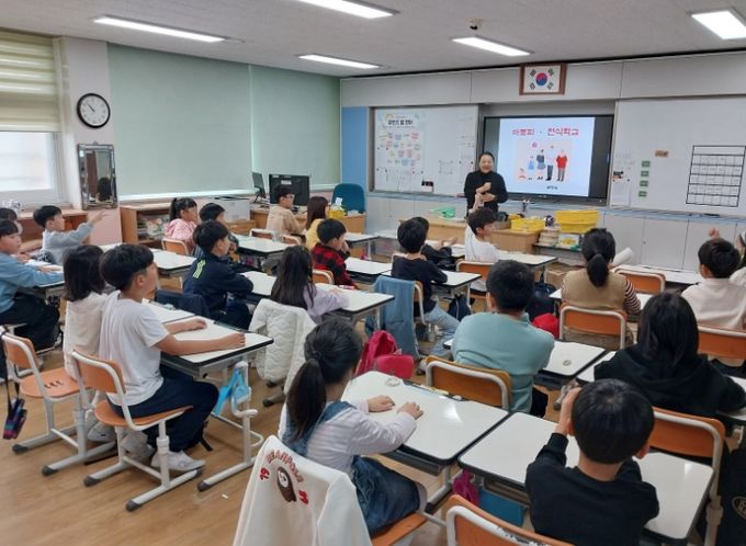 11월부터 12월까지 관내 초·중·고등학교 26개 ‘아토피·천식 안심학교’를 대상으로 알레르기질환 예방관리 교육을 추진한다.