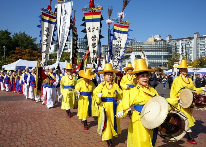 고양문화원 취타대의 힘찬 연주에 맞춰 31개 시군이 입장하고 있다.