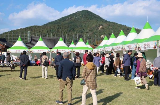 산청군, ‘약초 판매장터’ 성황 동의보감촌서 운영…3000여 명 다녀가