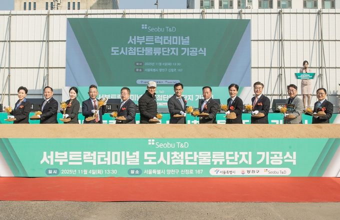 기공식 시삽 모습(이기재 양천구청장(오른쪽), 오세훈 서울시장(왼쪽))