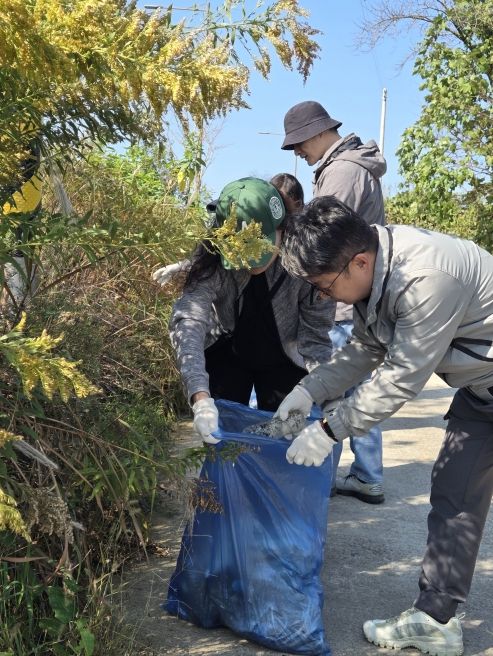 전남교육청교육연수원 행정전문리더과정 연수생들이 환경정화‧사랑나눔 봉사활동을 하고 있다.