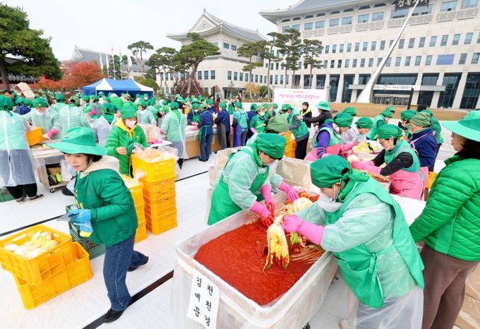 ‘사랑의 김장 담그기’로 나눔·연대 실천
