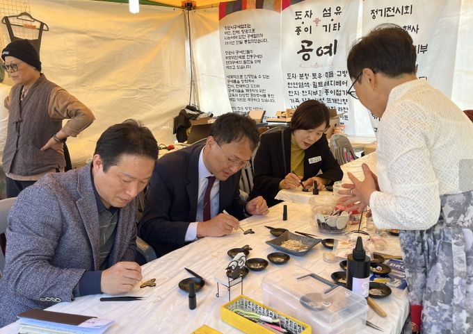 창원특례시 경제일자리국장,‘국화 담은 굿즈 만들기’공예 체험부스 방문