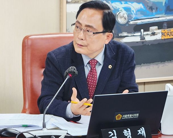 김형재 시의원이 11월 4일 서울시의회 행정감사에서 홍보기획관에게 질의를 하고 있다.